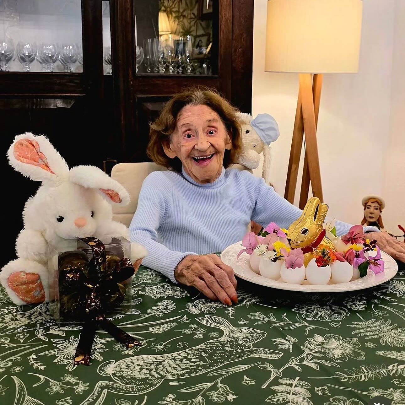 Laura Cardoso Posou Esbanjando Alegria Neste Domingo De Páscoa