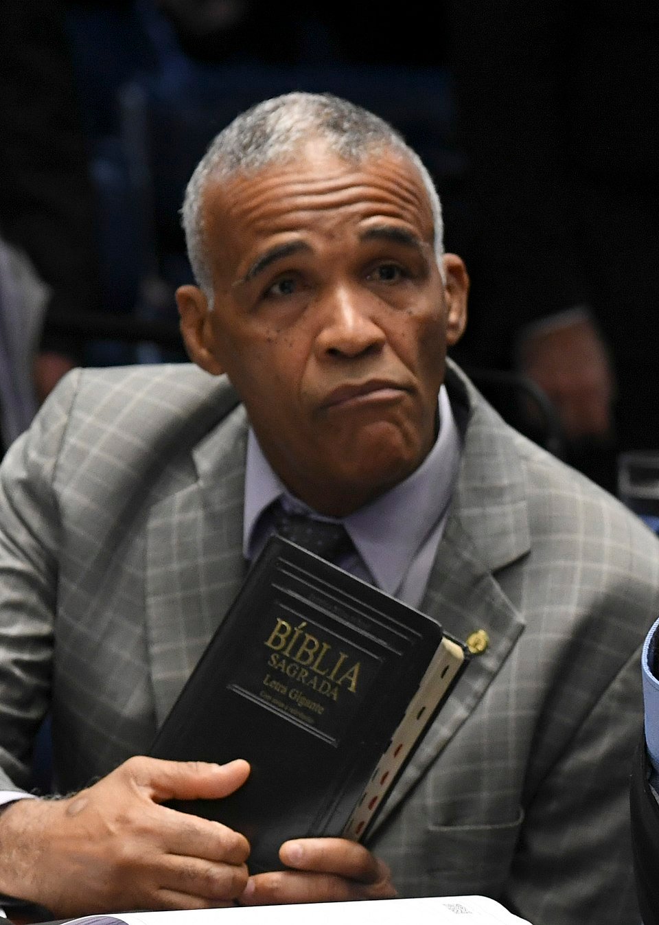 Sargento Isidório Leva Bebê Reborn à Câmara e Rebate Críticas com Discurso Polêmico no Plenário