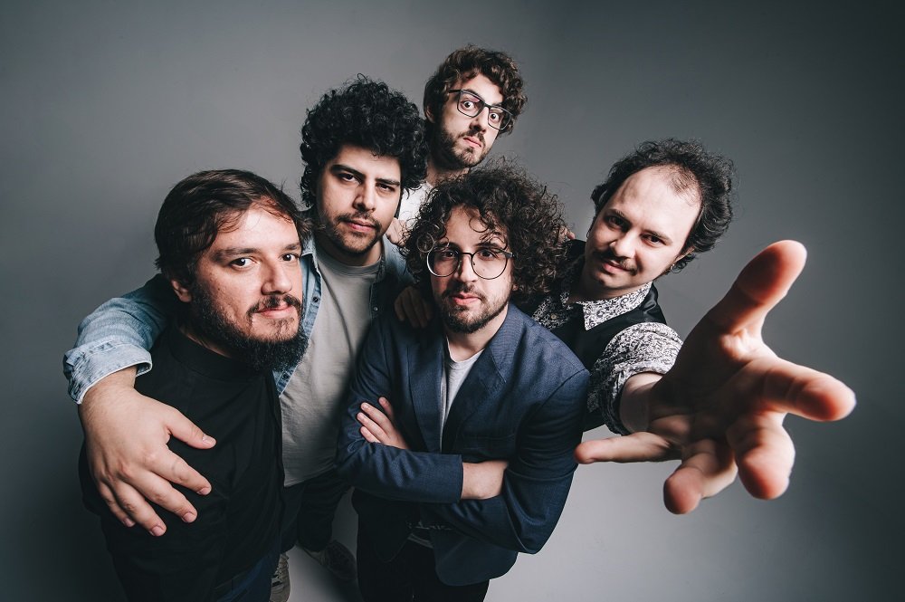 Banda A Olívia Lança “Entretenimento”: Pop Rock com Crítica Social e Videoclipe Vibrante