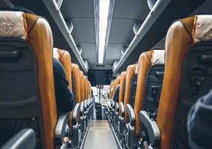 Casal Embriagado Transforma Ônibus em Balada e Obriga Motorista a Chamar a PM