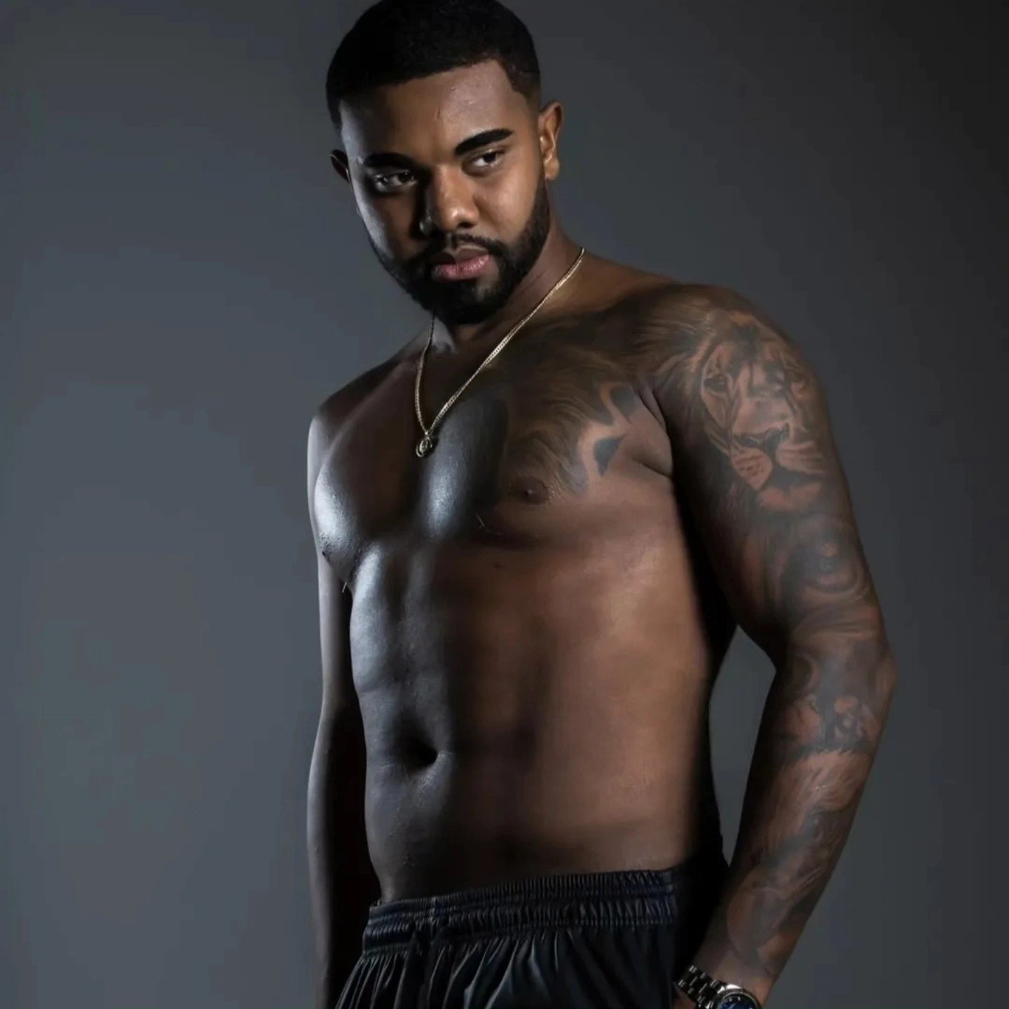 “Alguém Quer Lavar Roupa?”: Davi Brito Exibe Novo Abdômen Trincado e Agita as Redes Sociais