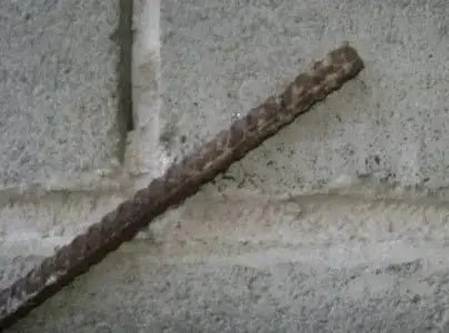 Funcionário Espancado com Barra de Ferro por Patrão Após Cobrar Dívida Choca a Internet