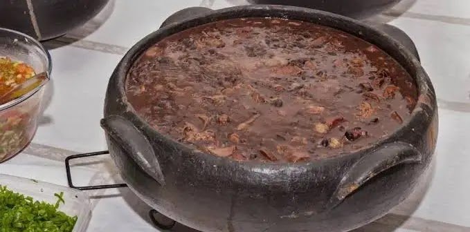 Mulher é Presa Após Matar Marido e Cozinhar Órgão Genital em Feijoada: Caso Choca o País