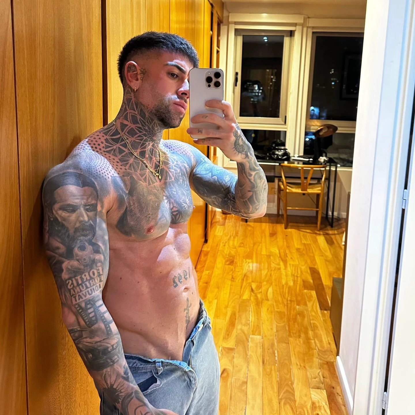 Fisiculturista Néstor Zarc Incendeia a Internet com Clique Recente!