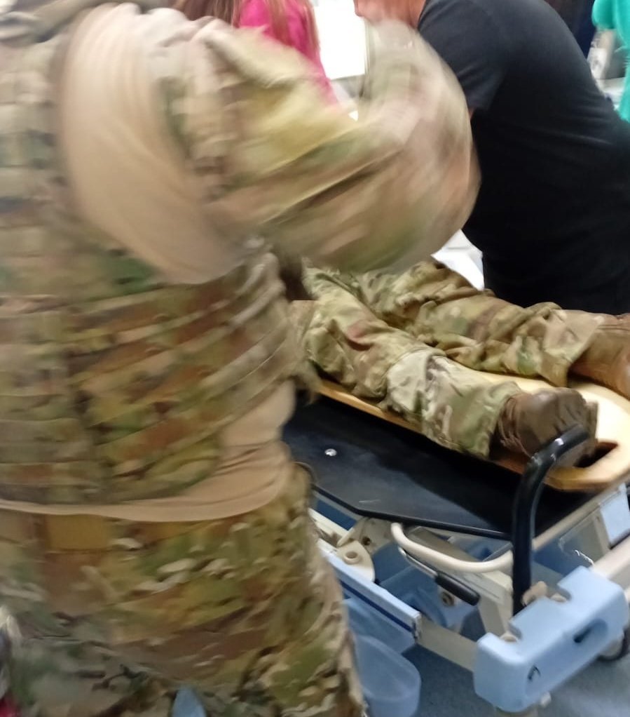 Tiroteio na CDD: Policial é Baleado Durante Operação em Comunidade do Rio