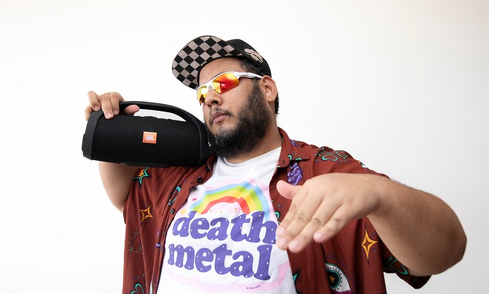 Ouça Agora ‘O Rock Morreu (Graças a Deus)’ — Single Provocador de MC Karlos Que Está Virando Fenômeno na Internet