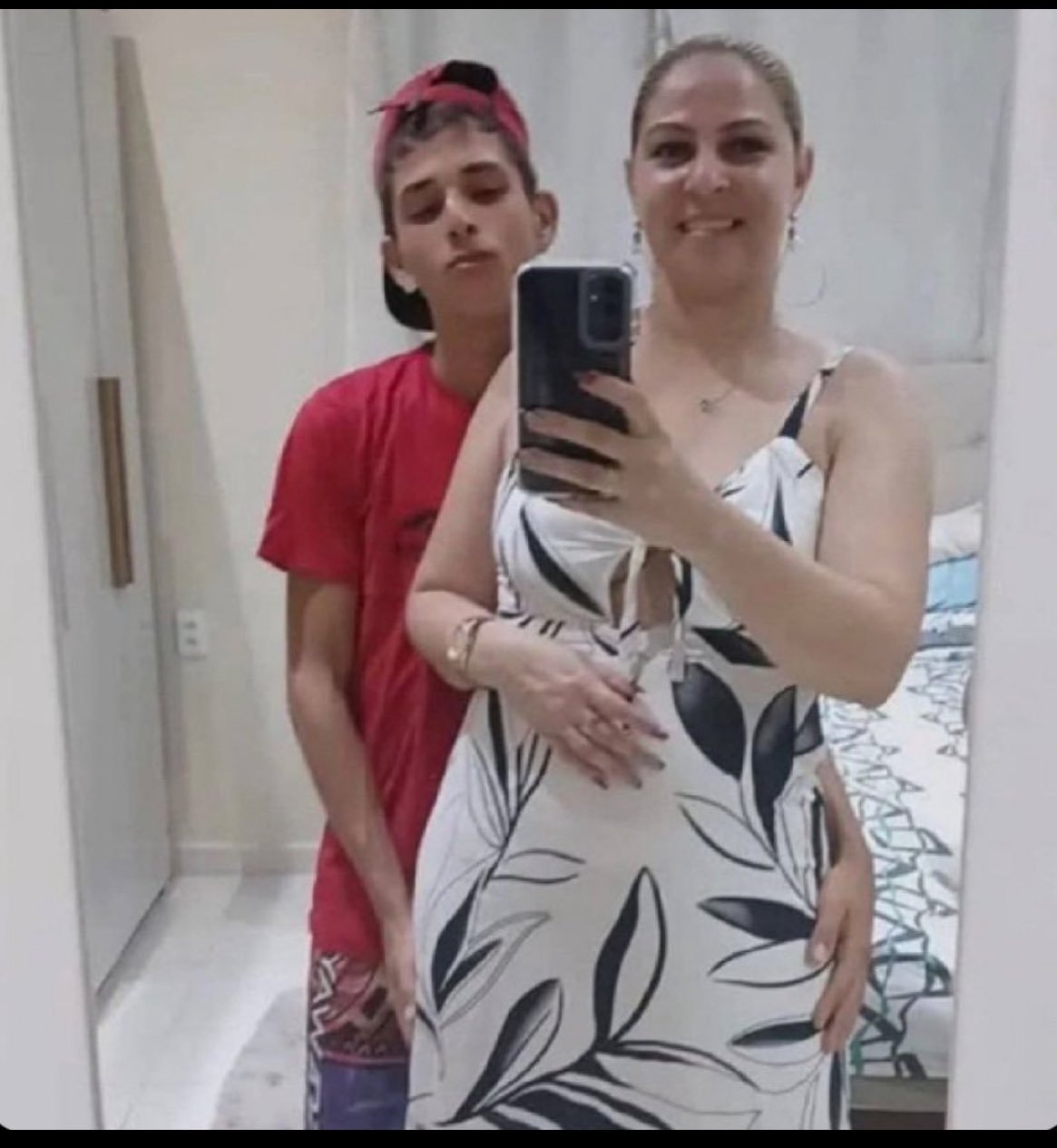 Após Vazamento Polêmico, Mãe Publica Vídeos com o Próprio Filho em Plataforma Adulta e Causa Revolta