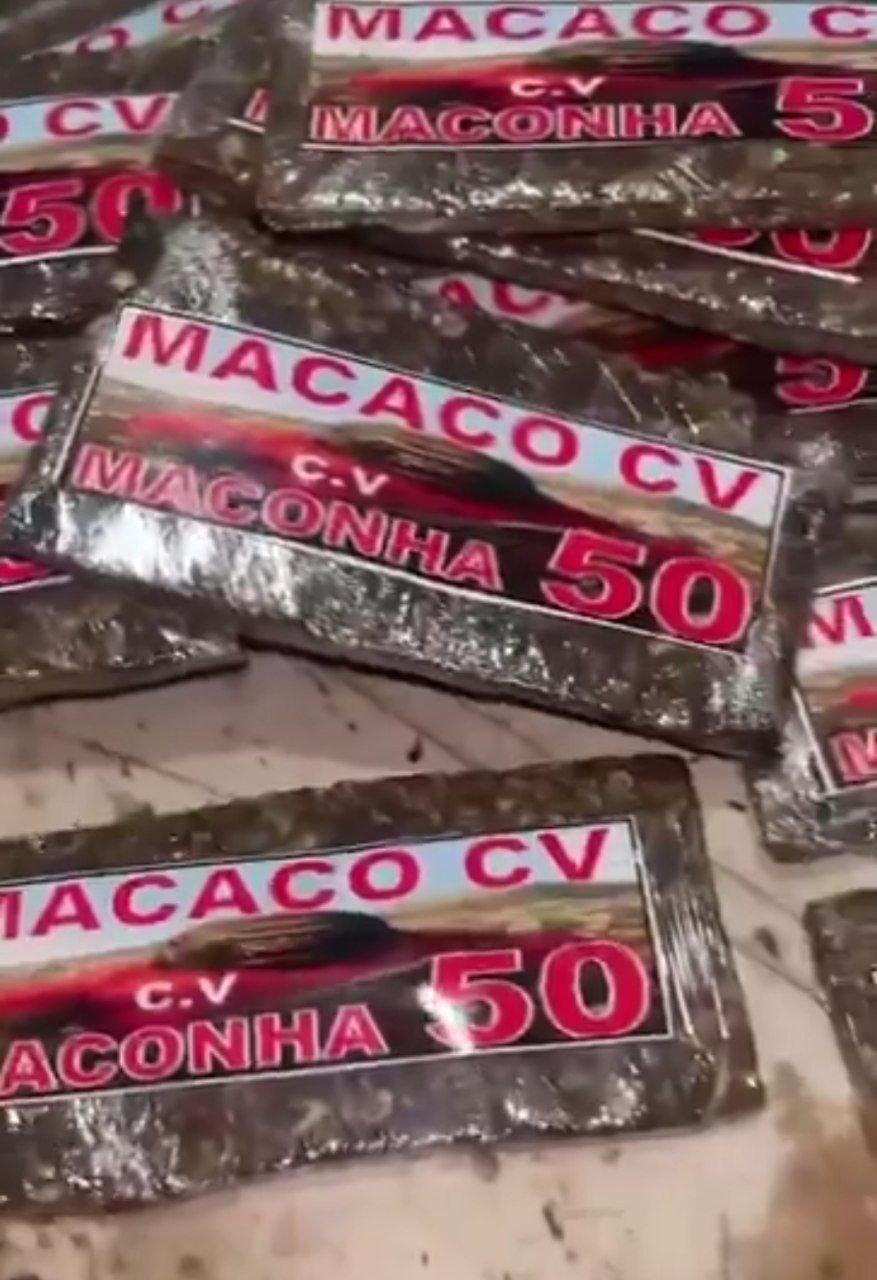 Dr0gas com Sigla do Comando Vermelho Circulam no Morro dos Macacos, em Vila Isabel