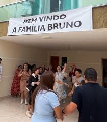 Família Comemora com Festa Após Mulher Ficar 12 Anos Solteira e Apresentar Novo Namorado