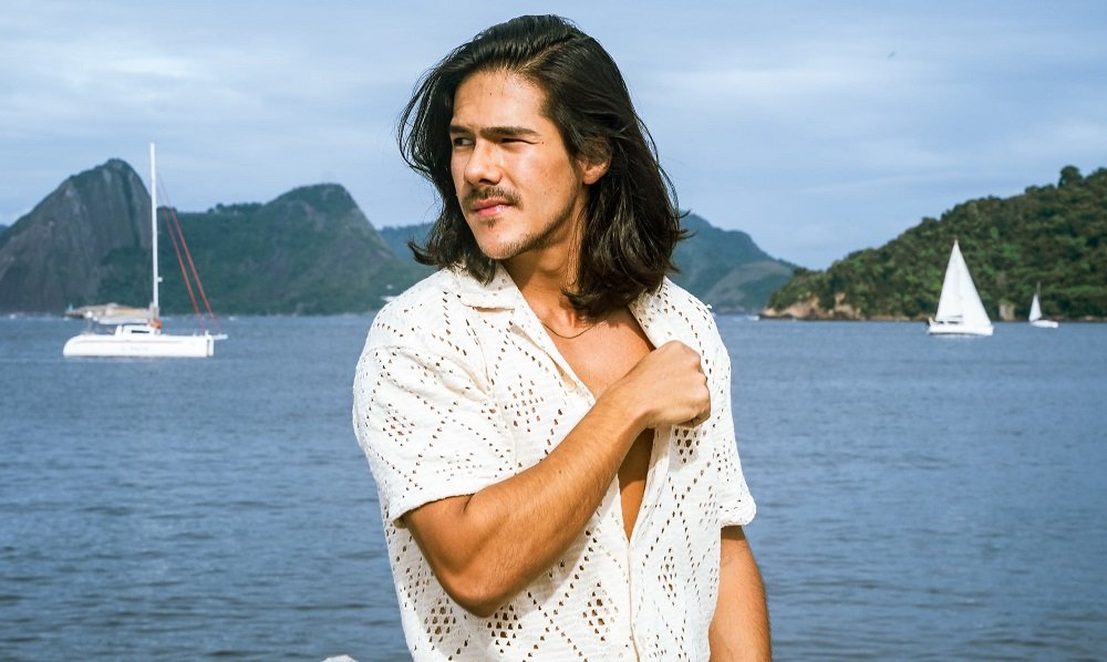 Victor Tadashi: A Nova Revelação da Música Brasileira Que Está Conquistando o Brasil com Talento, Voz e Estilo Único