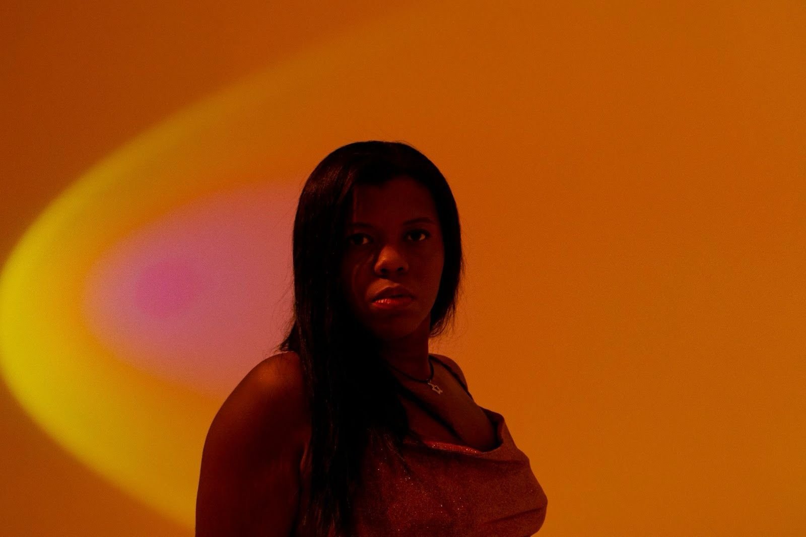 Duda Santos Enfrenta a Dor da Perda em “Não Quero Voltar”: Novo Clipe Explora Vulnerabilidade Emocional