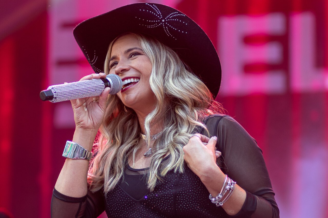 Elis Justi Alcança o Topo das Rádios com Hino Feminino de Libertação Emocional