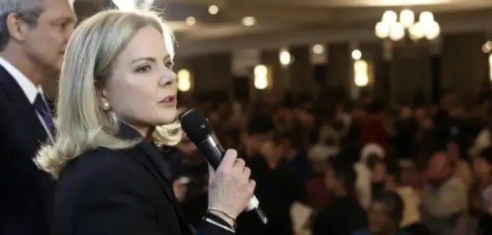 Gleisi Hoffmann Detona Gestão Bolsonaro por Fraudes no INSS e Promete Ressarcimento Ainda em 2025!