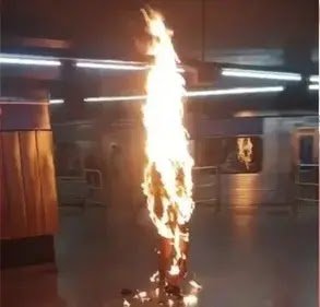 Homem que Ateou Fogo ao Próprio Corpo em Estação de Metrô Morre no Hospital