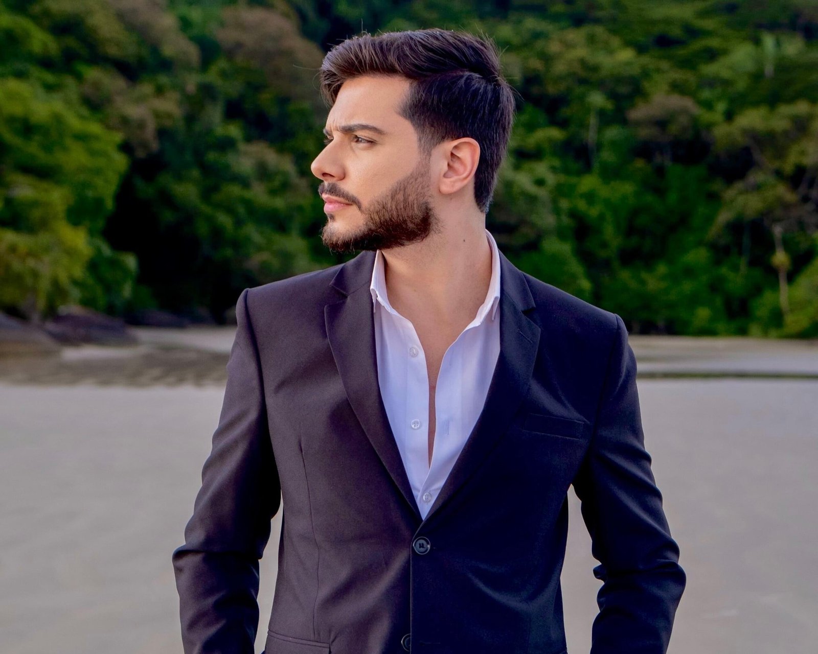 Thalles Luna Surpreende com Sensualidade e Estética Cinematográfica em Clipe de “La Musa De La Playa”