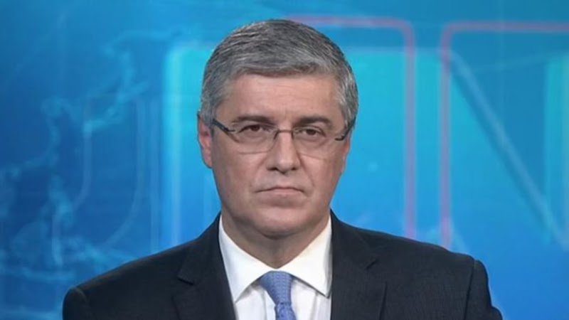 Apresentador da Globo Responde com Irônia Após Ser Chamado de "Imbecil"