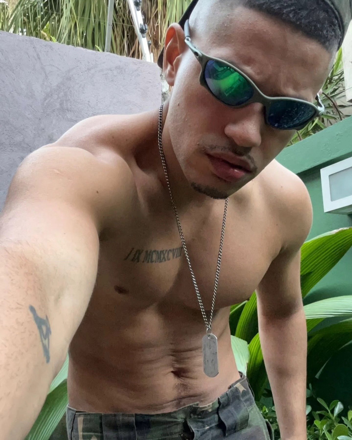 Bruno ZL Surge Em Traje Apetitoso Em Nova Foto.