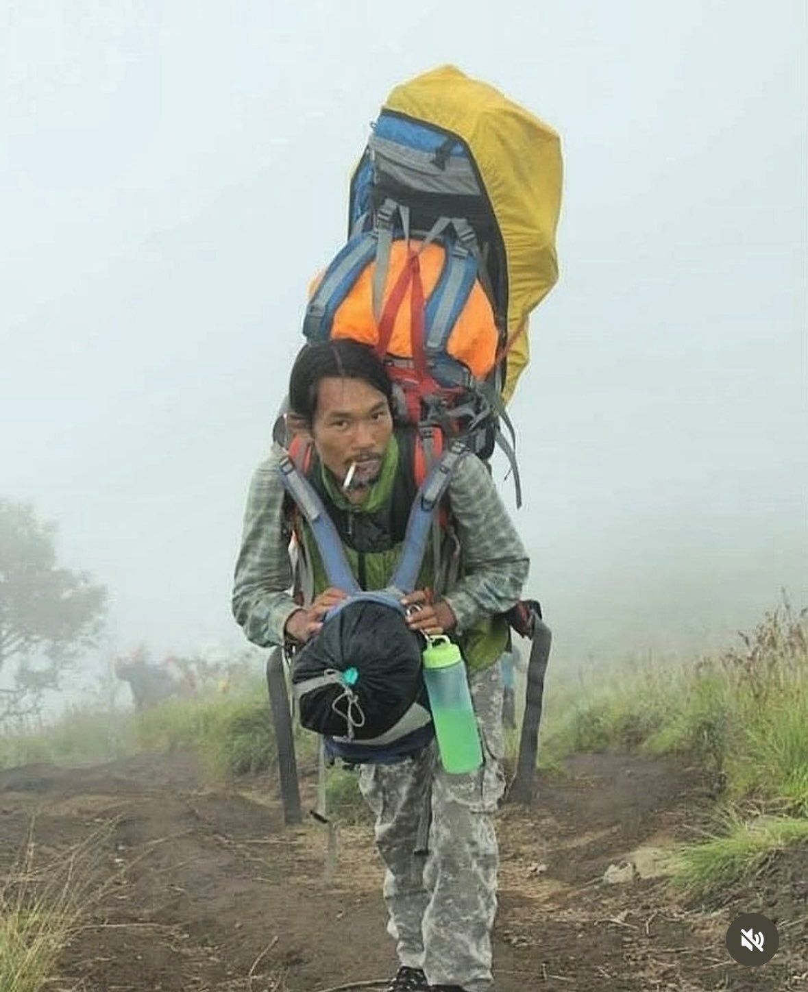 Herói Anônimo Desce Vulcão e Resgata Corpo de Juliana Marins Sem Ajuda do Governo