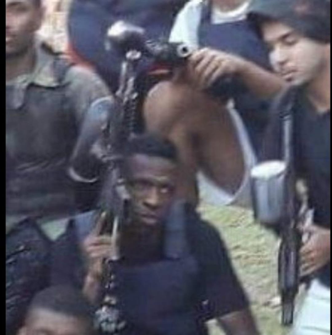 MEME: Vini Jr Choca Torcida ao Deixar o Real Madrid e Assinar com o Comando Vermelho FC