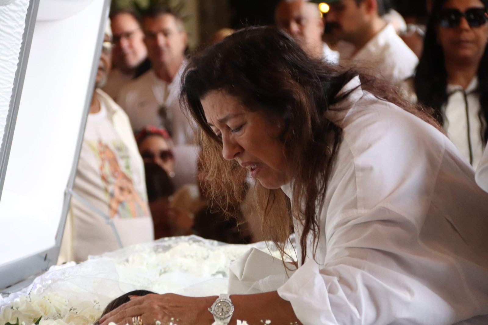 Regina Casé Não Segura as Lágrimas no Velório de Preta Gil – Amizade de Décadas Vira Cena Mais Emocionante da Despedida