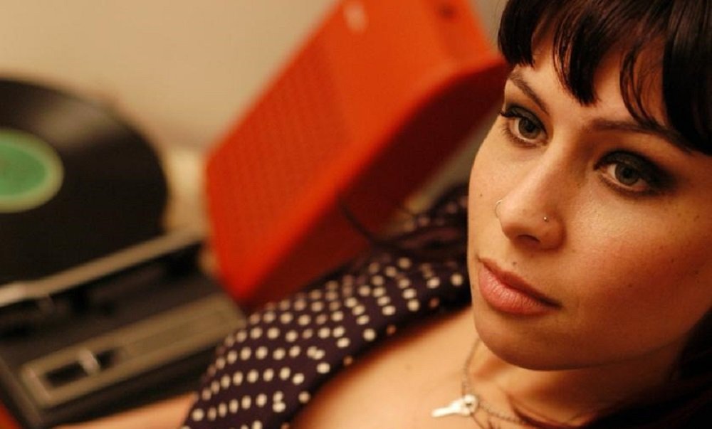 “Anacrônico”, de Pitty, Completa 20 Anos e é Relançado em CD, Vinil e Cassete