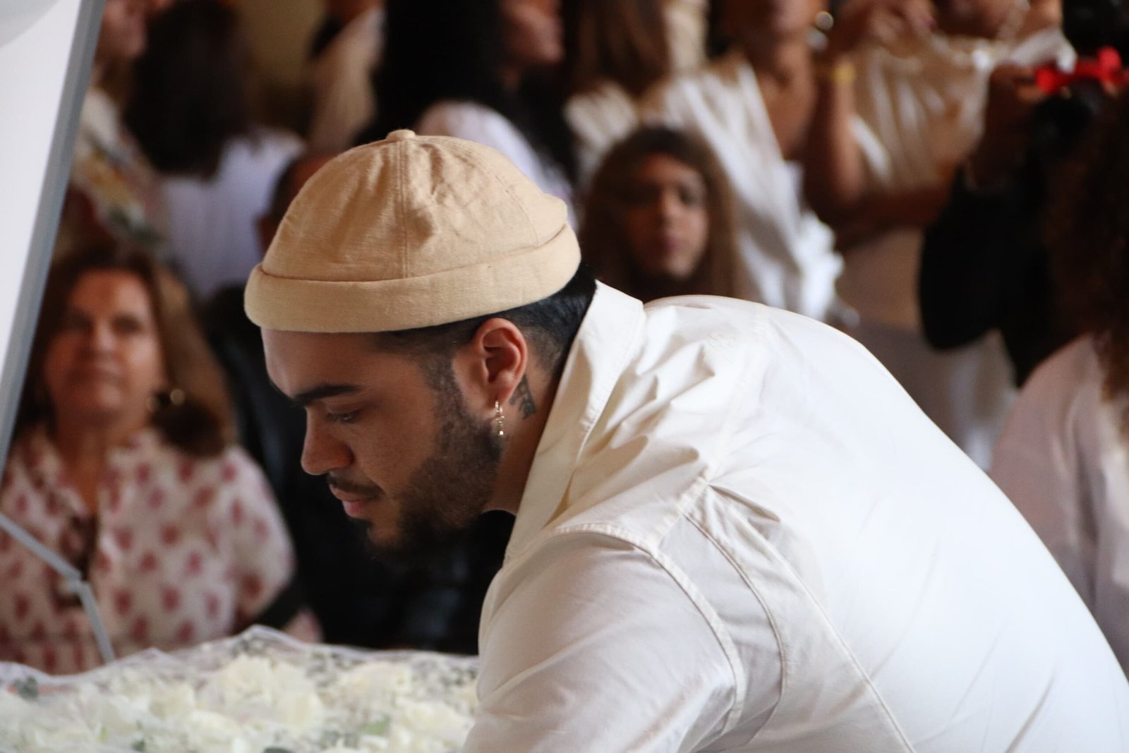 Momento de Dor: Francisco Gil se Despede da Mãe, Preta Gil, ao Lado do Caixão – Imagens Fortes e Emocionantes