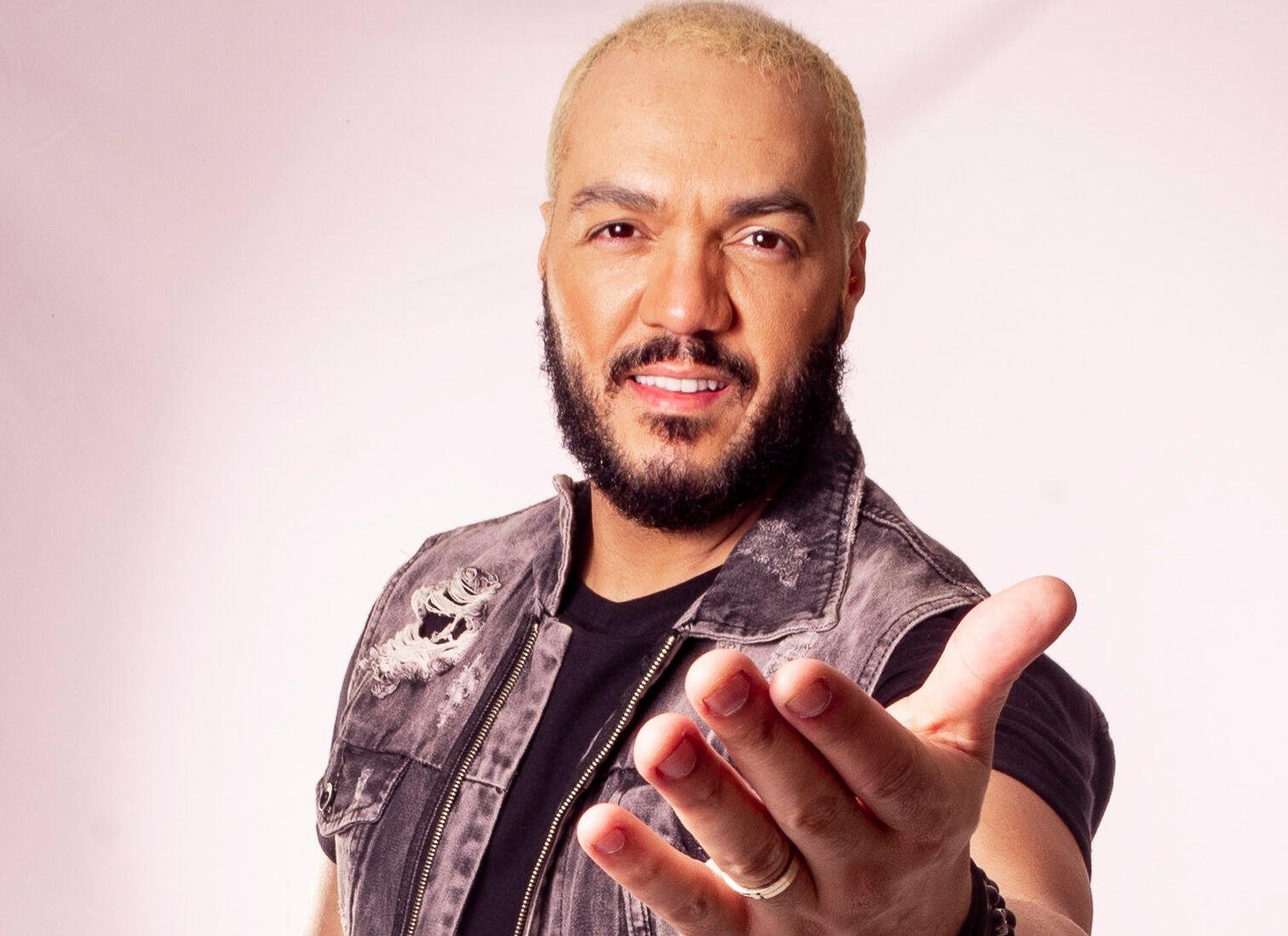 Belo Surpreende Fãs ao Pintar o Cabelo de Preto; Confira o Vídeo