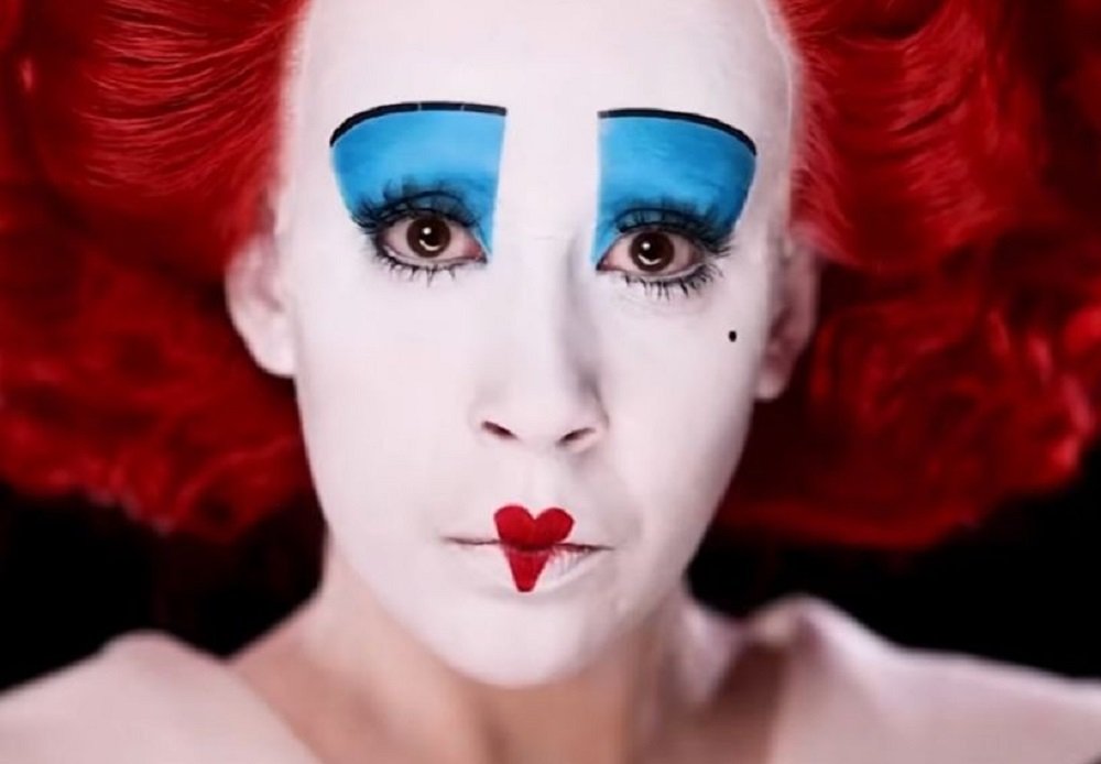 Camila Pudim Encanta Web com “Cortem‑lhe a Cabeça!” em Alice no País das Maravilhas