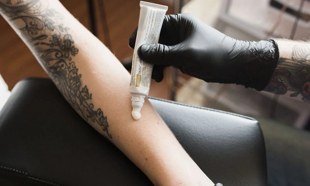 CFM Proíbe Uso de Anestesia em Tatuagens: Entenda as Novas Regras e Riscos