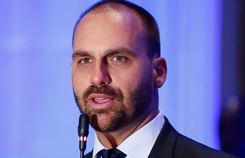 Moraes Bloqueia Contas, Bens e Pix de Eduardo Bolsonaro em Ação Explosiva do STF