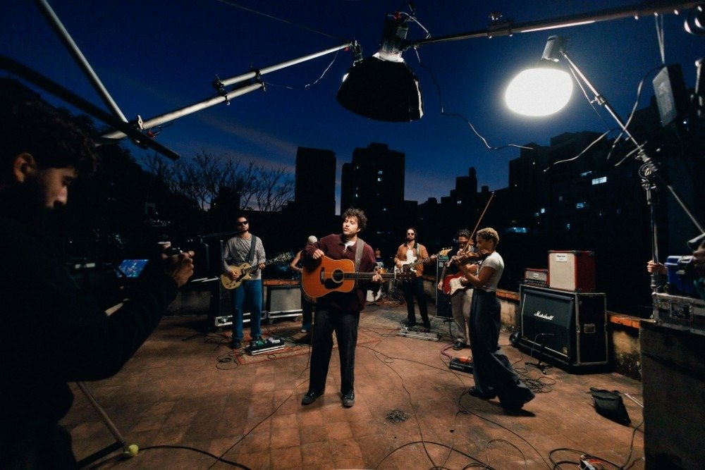 Lagum Lança Clipe Oficial De “A Cidade” E Conquista Fãs Com Visual Inspirador