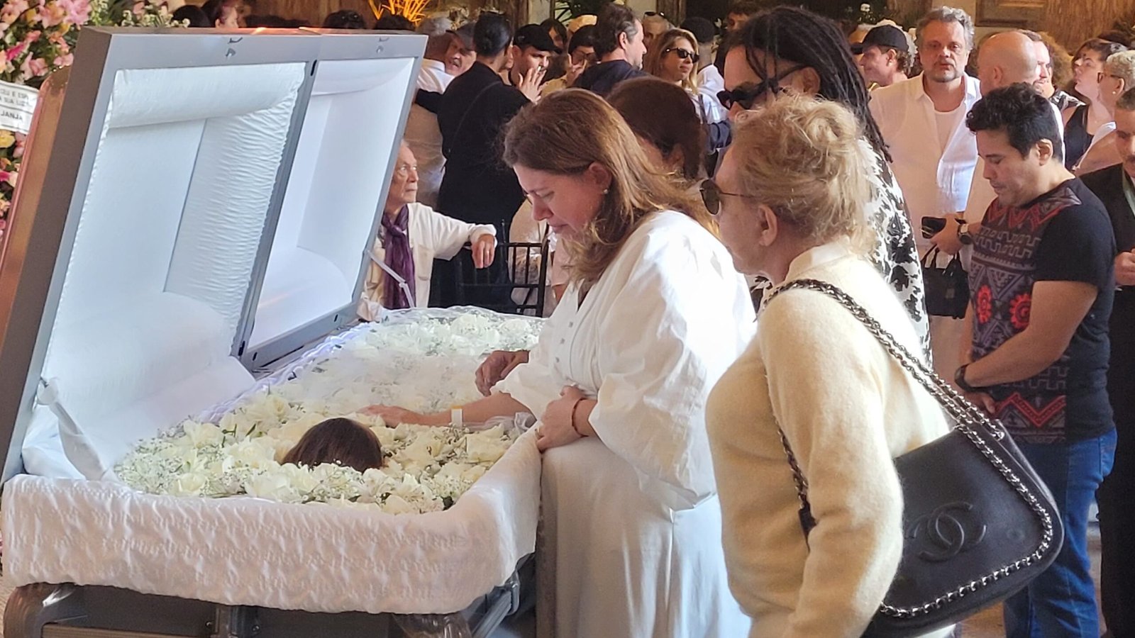 Cena Comovente: Melhor Amiga de Preta Gil é Amparada por Familiares Durante Velório