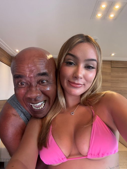 Modelo Emily Ferrer Surge Em Foto Com Kid Bengala e Chama Atenção