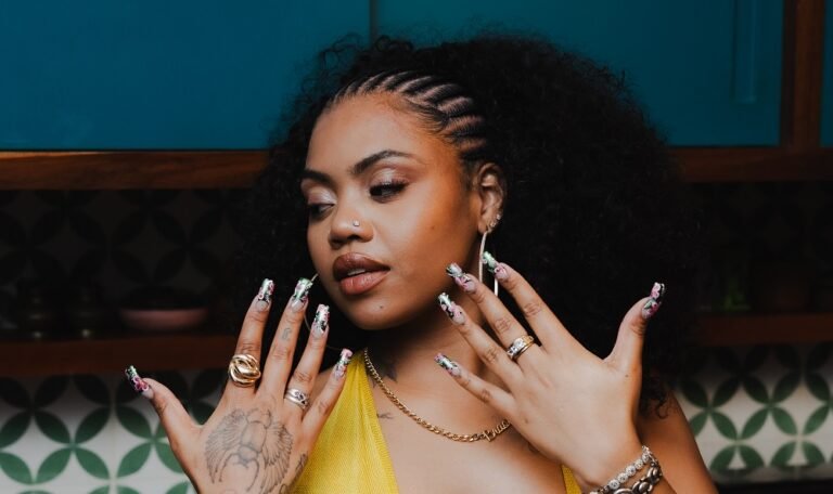 Duquesa Celebra a Juventude com Lançamento Explosivo: Single Duplo ‘TÃOQUENTE’ e ‘No Meu Club’ Chega com Clipe e Vibes Anos 2000!