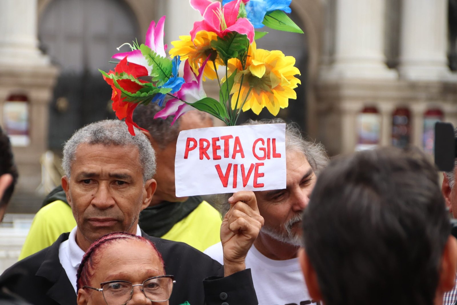 TÚMULO VIRAL: Fãs Choram e Celebram Preta Gil em Despedida Épica no Theatro Municipal