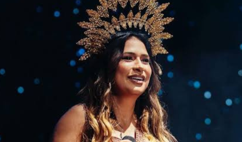 Simone Mendes Relembra Forró, Celebra Sucesso Solo e Diverte com Presentes Inusitados