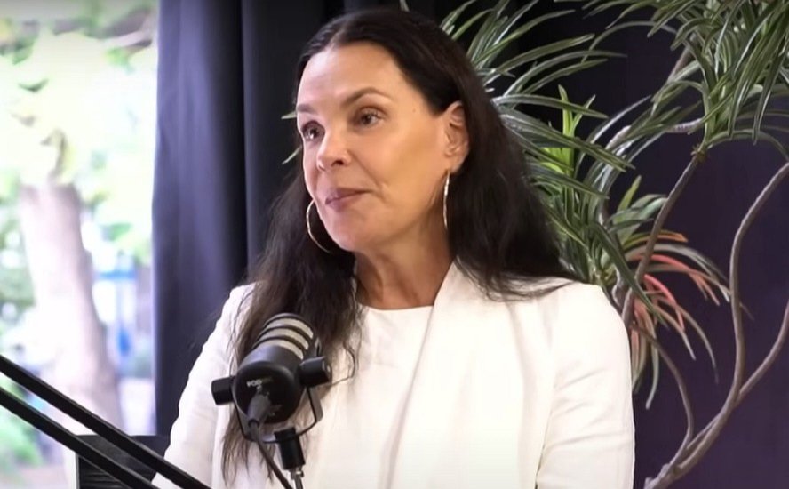 Carolina Ferraz Abre o Jogo e Fala de Trauma com “Chip da Beleza”: “Me entupiu de testosterona!”