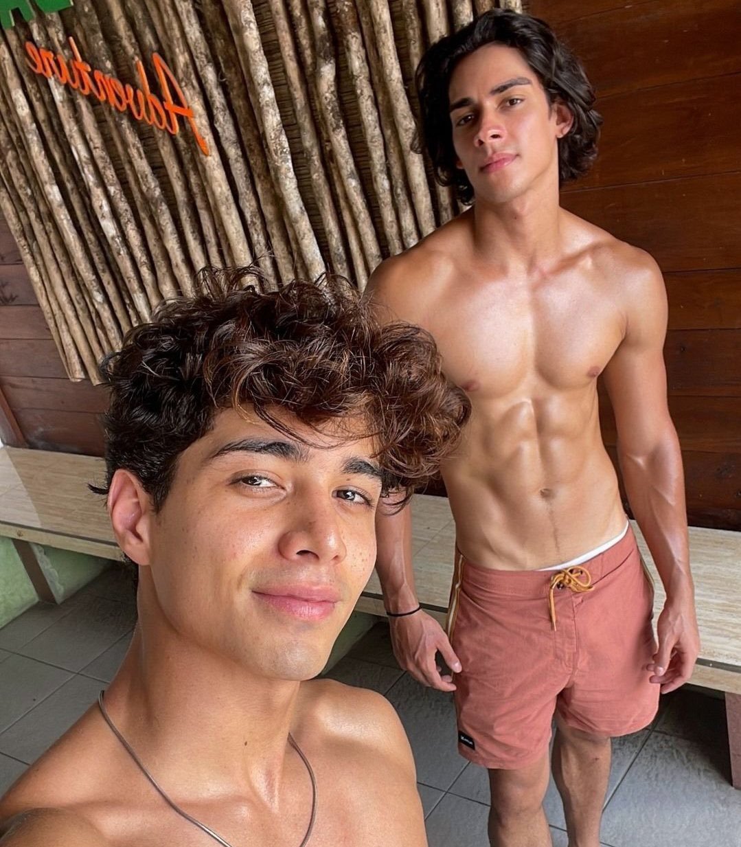 Helton Oliveira Anuncia Término Com Vitor Barreto Após Vídeo De Beijo Com Outro Homem Em Balada Francesa