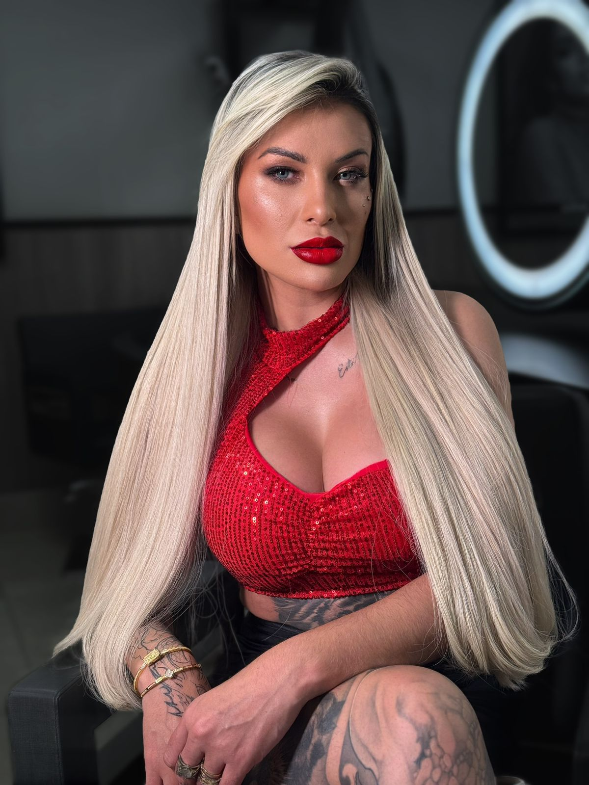 Andressa Urach Surpreende com Visual Ousado ao Surgir como ‘Ímola’ em Vídeo Impactante