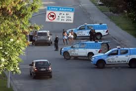 Suspeito Foge Enrolado em Cobertor Durante Operação da PM em Manguinhos