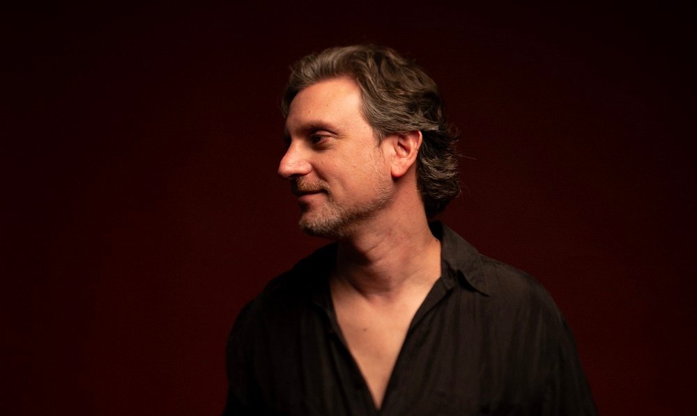 Téo Ruiz Lança “Meu Jeito de Ser”: Uma Canção Intimista e Romântica