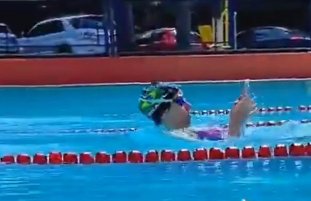 Vídeo Surpreendente: Atleta Mostra Habilidade Nadando Com Celular