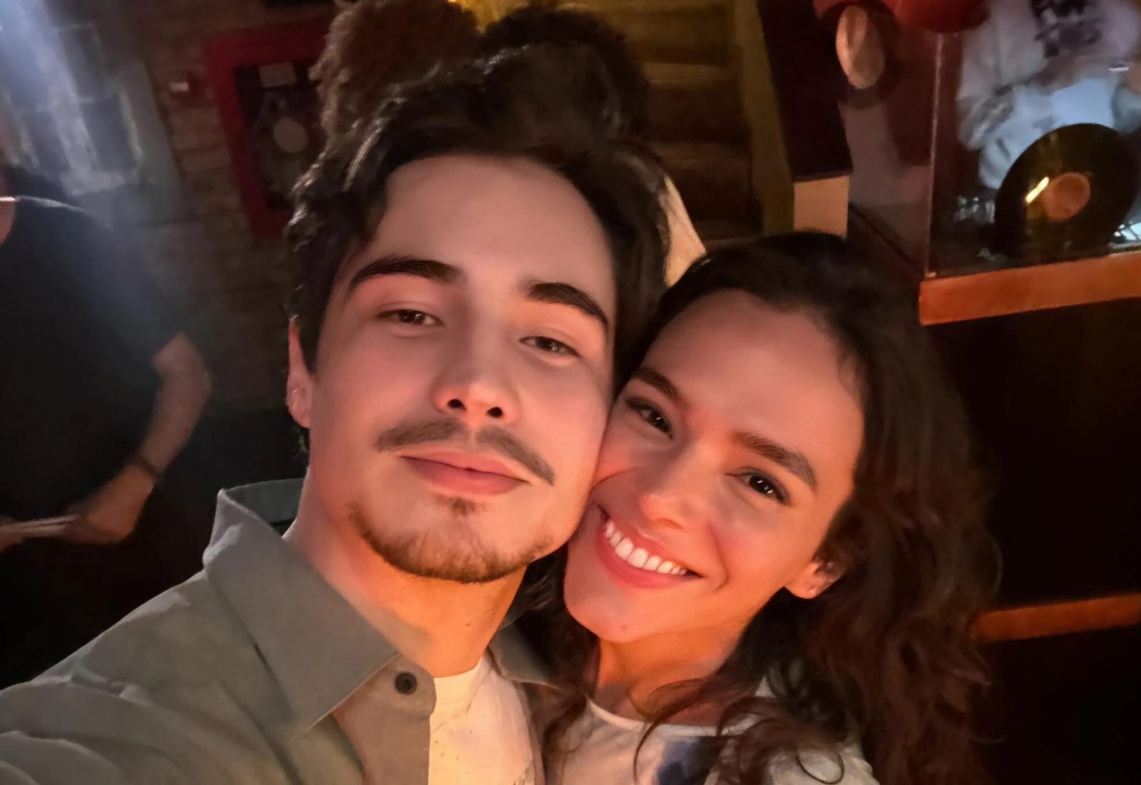 Romance Nos Bastidores? Bruna Marquezine E Ator Ex-Teen Dão Sinais De Paixão