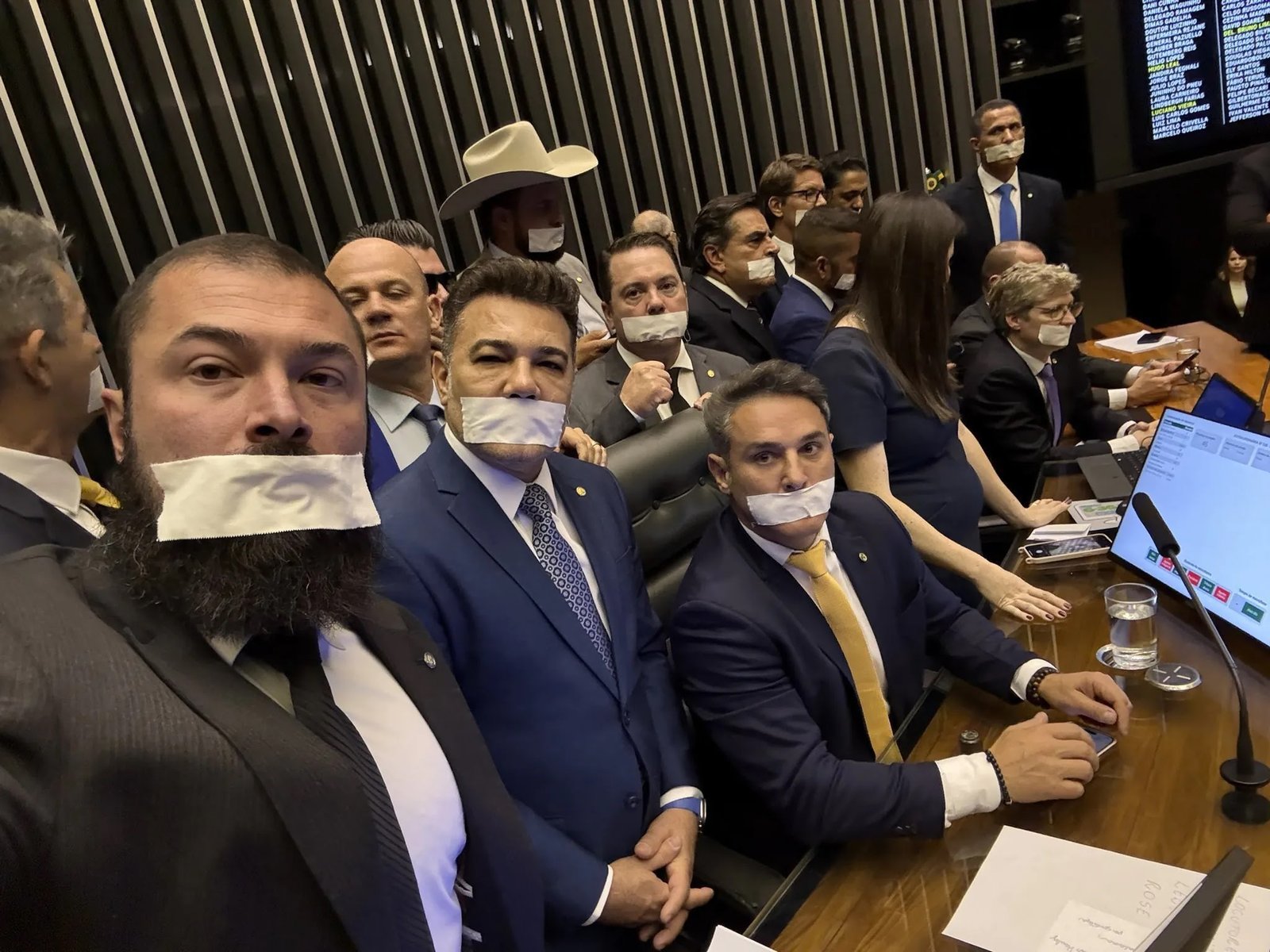 Deputados Aliados de Bolsonaro Silenciam em Protesto Após Prisão Domiciliar do Ex-Presidente