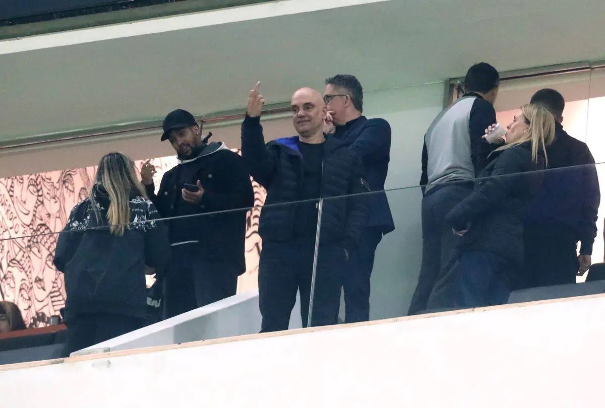 Jornal Demite Fotógrafo Após Flagra de Gesto Obsceno De Alexandre de Moraes AKA ‘Xandão’