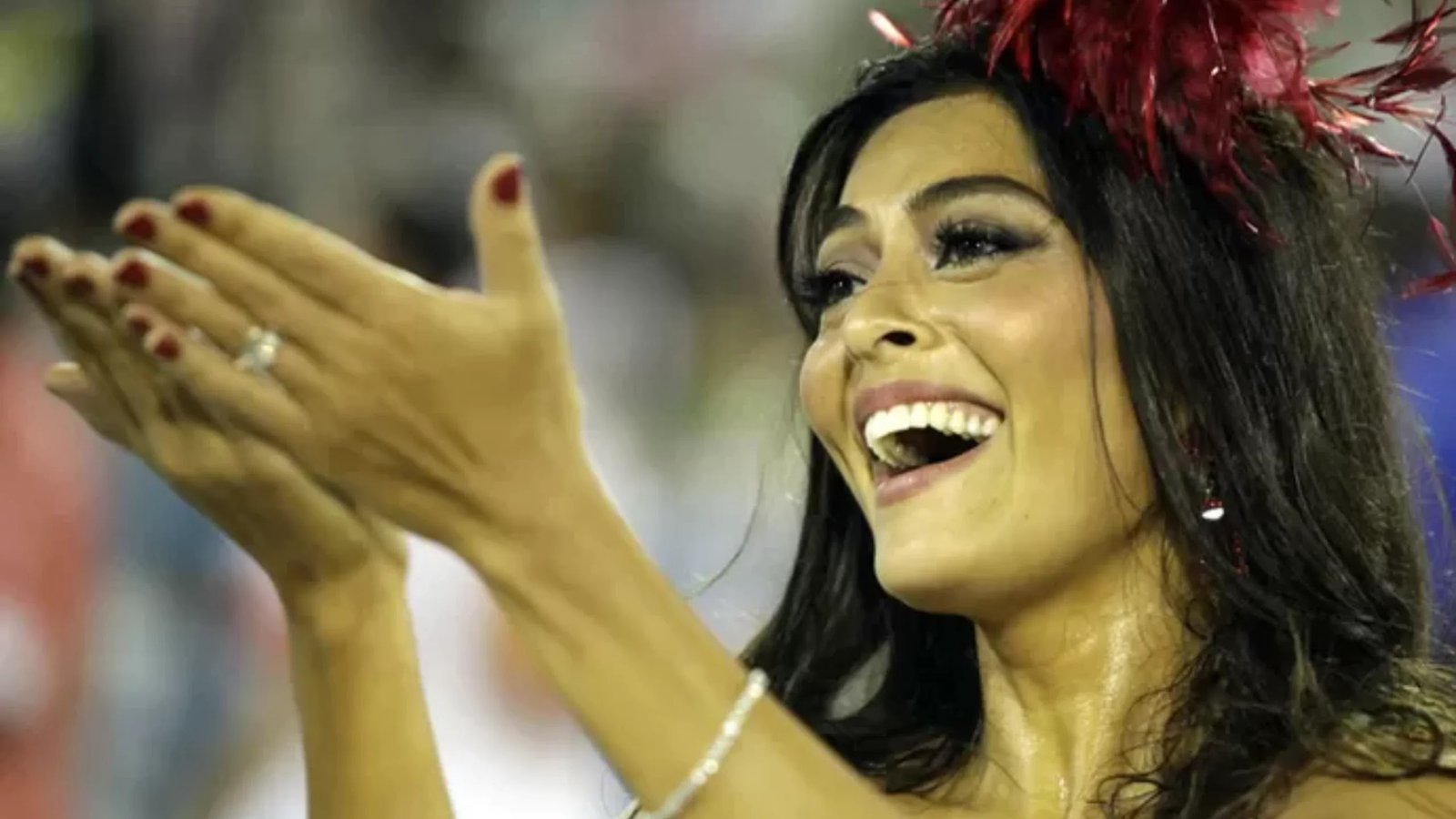 Juliana Paes COROADA na Viradouro! Rainha do Carnaval Assume Bateria com Luxo e Revolução