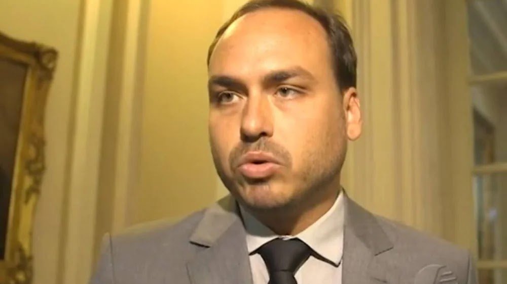 Carlos Bolsonaro Internado Após Prisão Domiciliar de Jair Bolsonaro