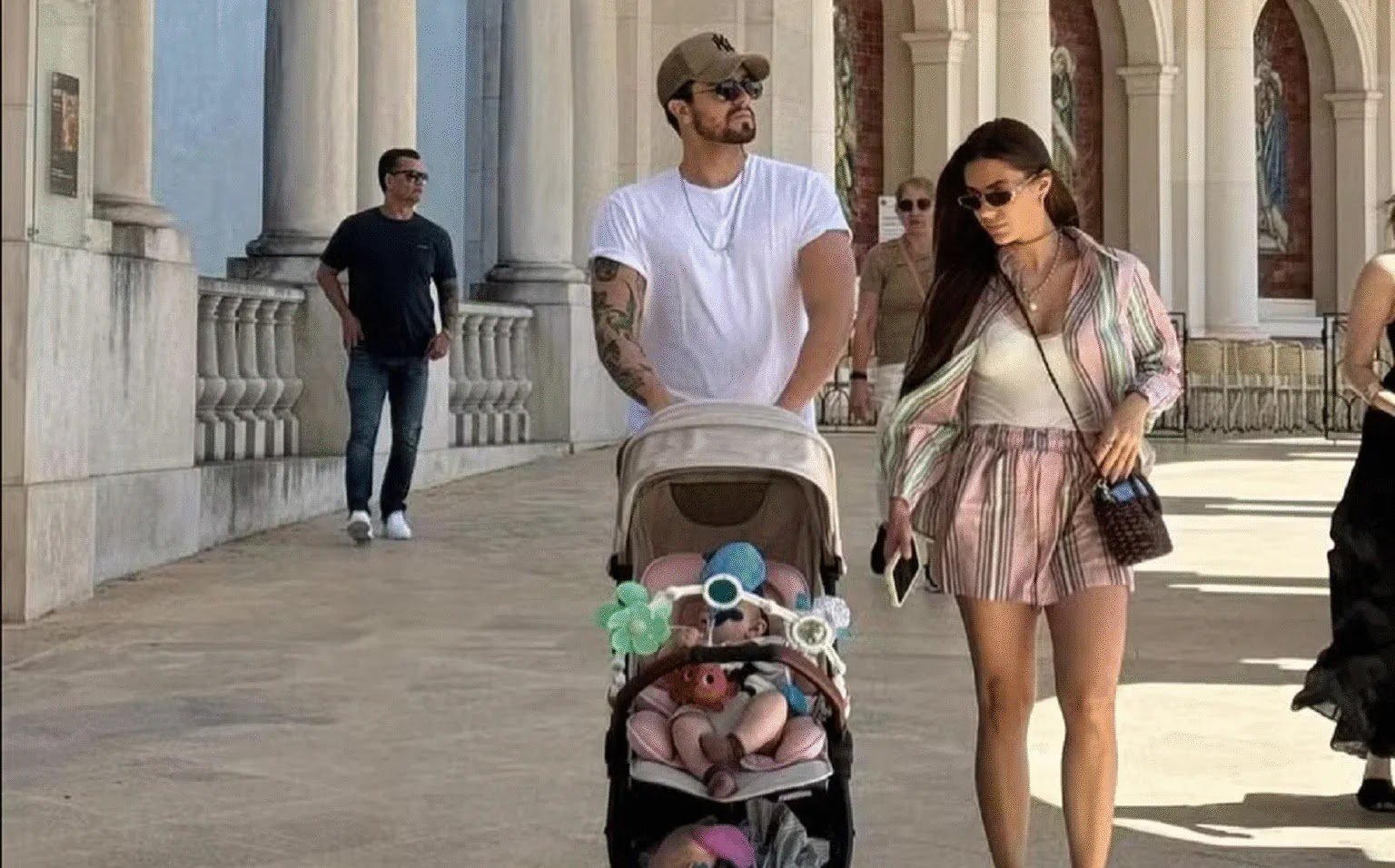 Jade Magalhães E Luan Santana Encantam Ao Mostrar Momentos Com A Filha Serena Em Viagem A Portugal