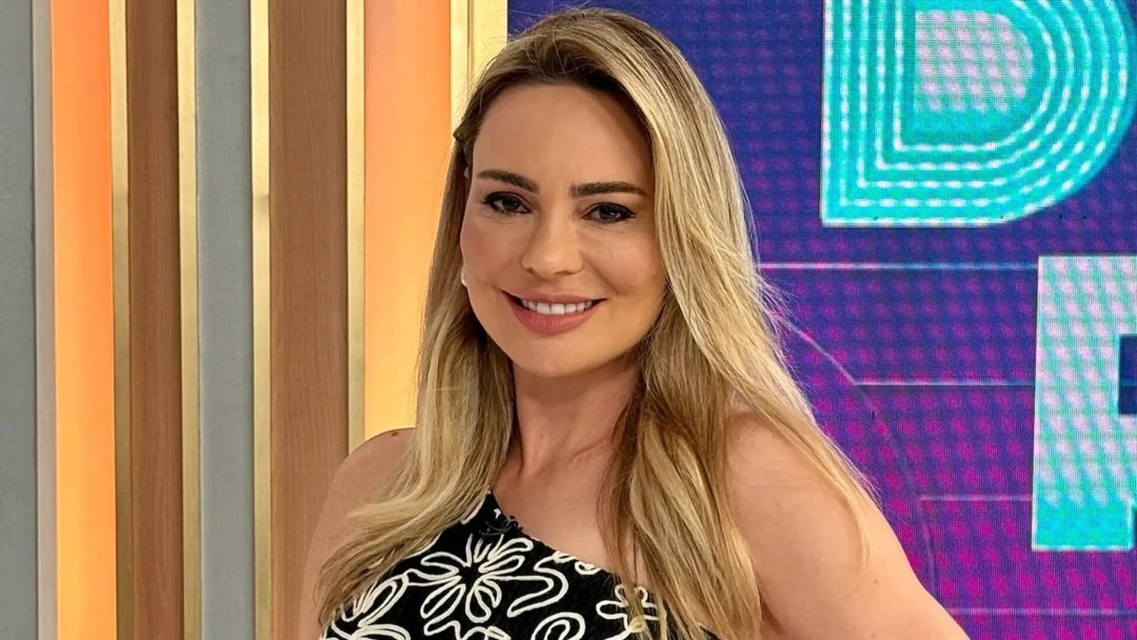 Rachel Sheherazade Pede Gratuidade Judicial, Mas Desiste Após Exigência de Documentos Financeiros