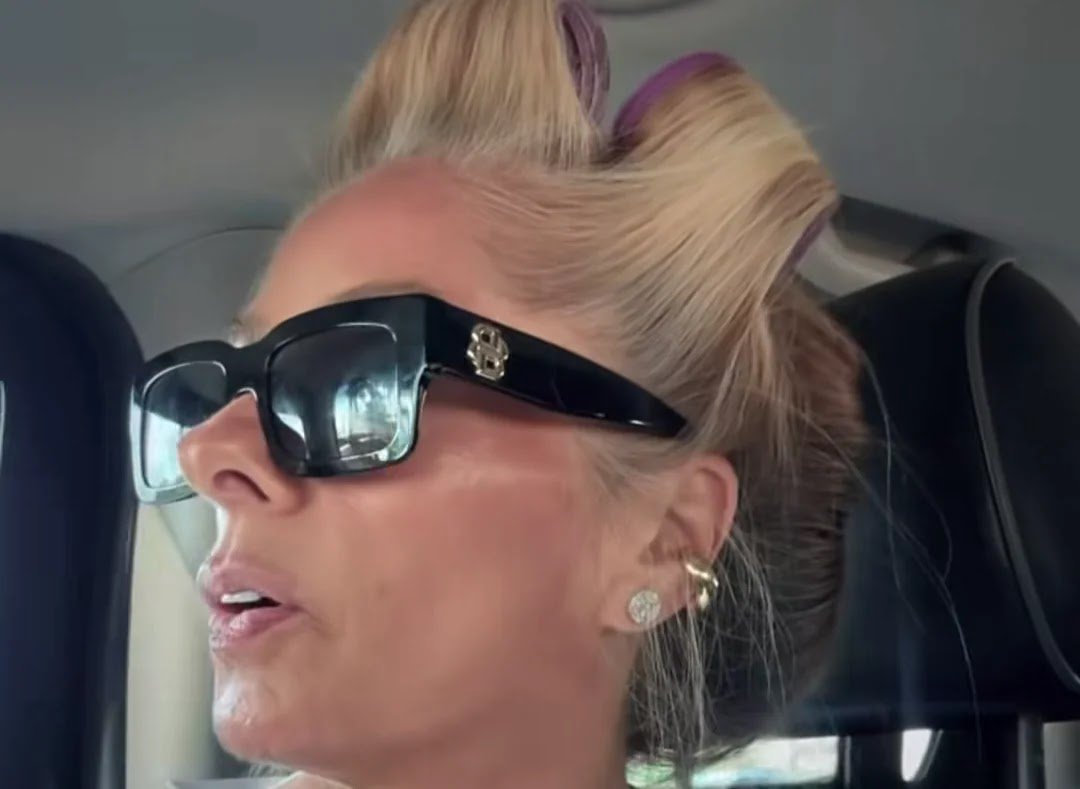 Hora do Desespero! Adriane Galisteu Se Confunde com Agenda e Sai de Casa de Bobs no Cabelo